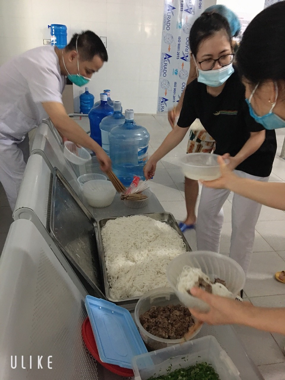 Các bác sỹ, nhân viên y tế nhận các suất cơm ăn tại Bệnh viện dã chiến huyện Yên Dũng. Ảnh: NVCC