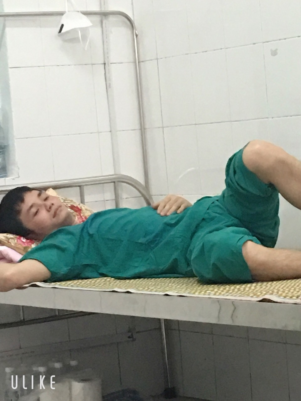 Những khoảng thời gian nghỉ ngơi hiếm hoi của các bác sỹ, nhân viên y tế tại Bệnh viện dã chiến huyện Yên Dũng. Ảnh: NVCC