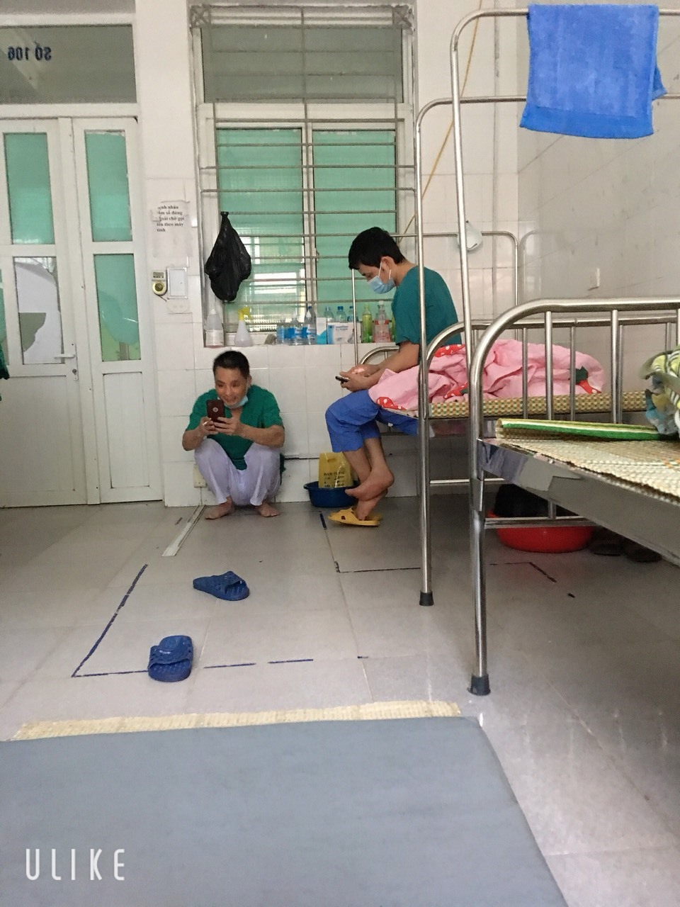 Những khoảng thời gian nghỉ ngơi hiếm hoi của các bác sỹ, nhân viên y tế tại Bệnh viện dã chiến huyện Yên Dũng. Ảnh: NVCC