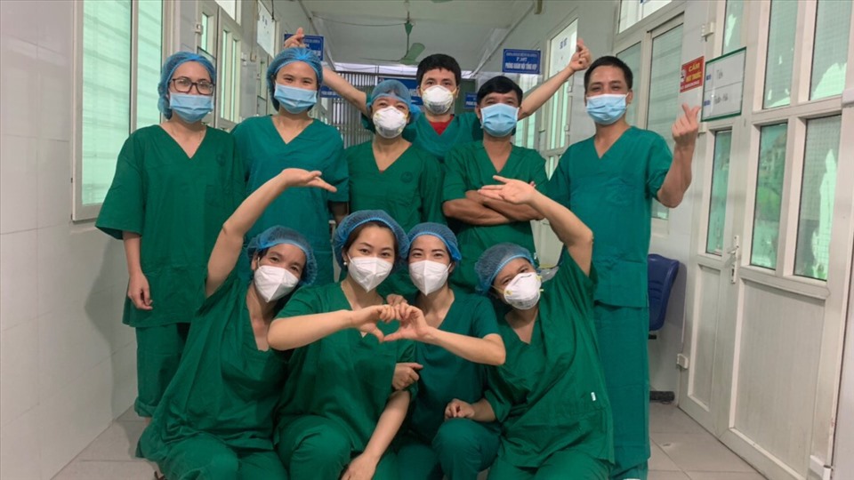 Dù gặp nhiều khó khăn, nhưng các bác sỹ, nhân viên y tế tại Bệnh viện dã chiến huyện Yên Dũng luôn lạc quan sẽ chiến thắng dịch bệnh COVID-19. Ảnh: NVCC