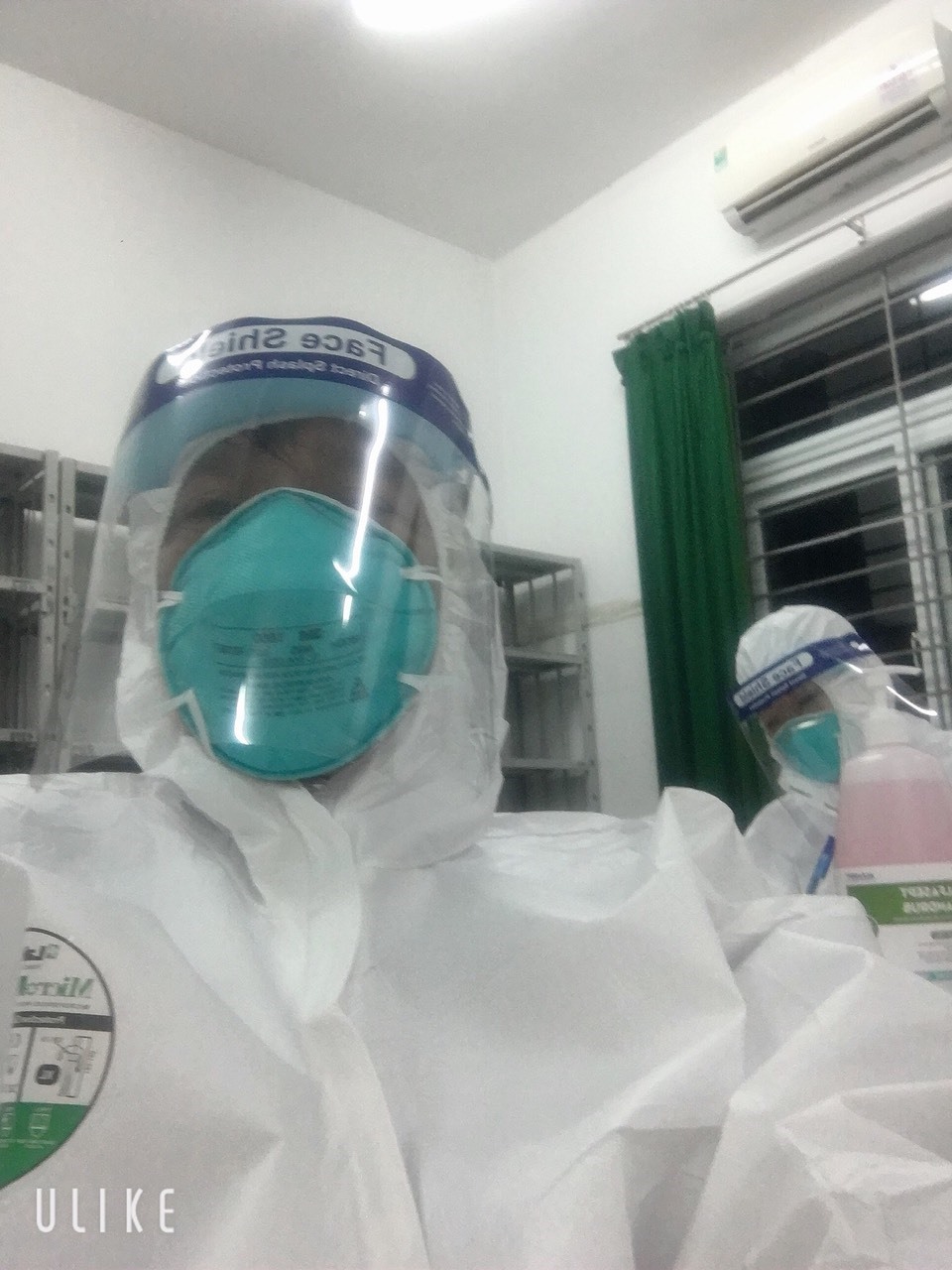 Bác sỹ Trần Đức Hà trong trang phục bảo hộ điều trị bệnh nhân COVID-19. Ảnh: NVCC