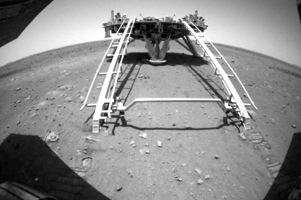 Tàu Chúc Dung đã rời bệ hạ cánh và di chuyển trên bề mặt sao Hỏa. Ảnh: CNSA