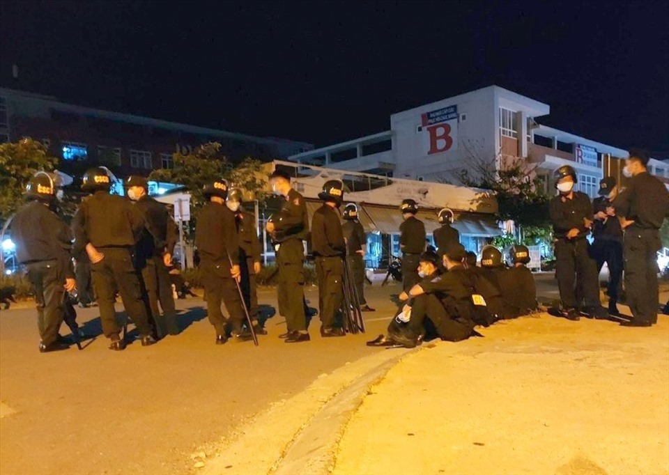 Lực lượng Công an tỉnh Quảng Trị có mặt ở Bệnh viện Đa khoa tỉnh Quảng Trị khi bệnh nhân bị đạn bắn được đưa vào đây cấp cứu. Ảnh: NN.