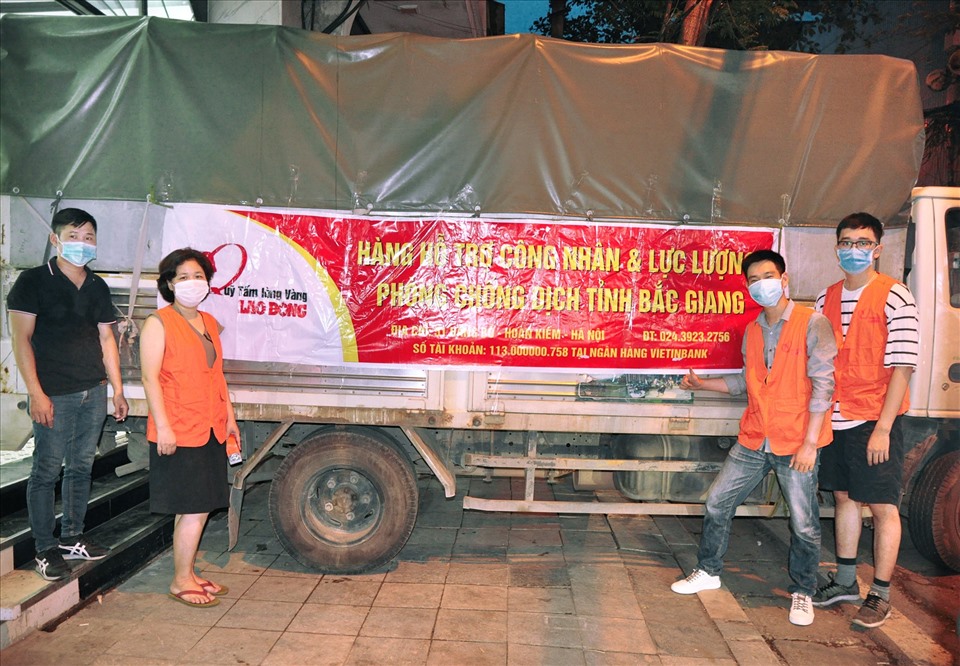 Sáng ngày 11.6.2021, gần 2 tấn lương thực, thực phẩm và các nhu yếu phẩm khác của các nhà hảo tâm kết hợp với Quỹ Tấm lòng Vàng Báo Lao Động được chuyển đi hỗ trợ người dân Bắc Giang