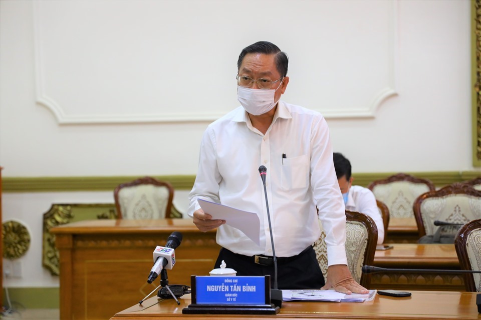 Ông Nguyễn Tấn Bỉnh - Giám đốc Sở Y tế báo cáo về tình hình dịch bệnh COVID-19. Ảnh: TTBC