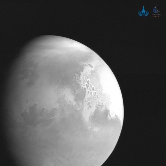 Bức ảnh do CNSA công bố hồi tháng 2 là hình ảnh đầu tiên về sao Hỏa do sứ mệnh sao Hỏa  Thiên Vấn 1 chụp được từ khoảng cách 2,2 triệu km. Ảnh: CNSA