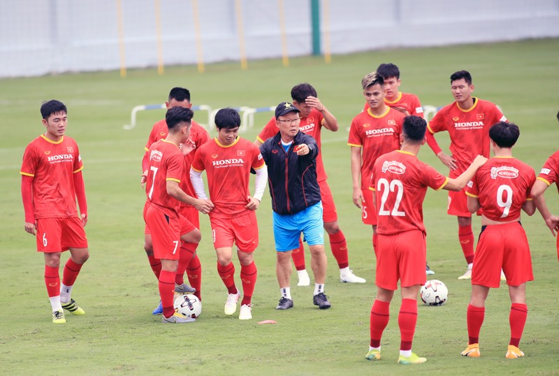 Huấn luyện viên Park Hang-seo có nhiều phương án cho tuyến giữa đội tuyển Việt Nam. Ảnh: VFF