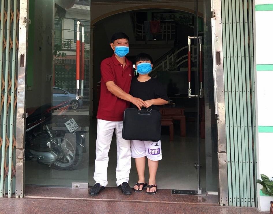 Bác sĩ Hà tạm biệt con trước khi vào Bệnh viện dã chiến huyện Yên Dũng để làm nhiệm vụ chữa trị cho bệnh nhân COVID-19. Ảnh: NVCC