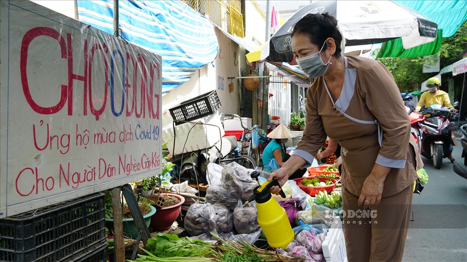 Ý tưởng “chợ 0 đồng” này là của bà Dương Thanh Hà (60 tuổi, Cái Răng, TP. Cần Thơ), người có khoảng 30 năm kinh nghiệm, tham gia các nhóm thiện nguyện giúp đỡ những mảnh đời khó khăn khắp miền Tây.