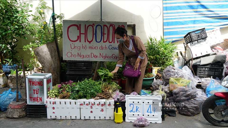 Với mong muốn hỗ trợ người lao động nghèo trong đợt dịch, chợ thực phẩm 0 đồng đã xuất hiện. Tên là “chợ“, nhưng đây là một sạp hàng hỗ trợ các thực phẩm như rau, củ miễn phí.