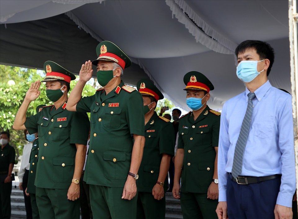 Lãnh đạo Bộ Tư lệnh Quân khu 4 và lãnh đạo tỉnh Quảng Trị dành một phút tưởng niệm đến sự hi sinh xương máu của các anh hùng liệt sĩ đã hiến dâng tuổi xuân vì độc lập tự do của dân tộc, vì hạnh phúc của nhân dân.