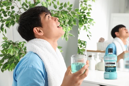 Việc súc miệng bằng dung dịch diệt khuẩn là một việc làm cần thiết bên cạnh đeo khẩu trang và sử dụng nước rửa tay.