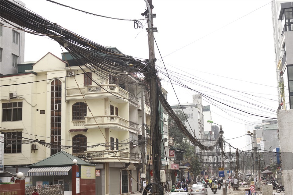 Những đường dây điện dính mắc vào nhau thành một cuộn nặng trĩu tại các tuyến phố ở Hà Nội khiến nhiều người dân không khỏi e ngại trước hình ảnh này.
