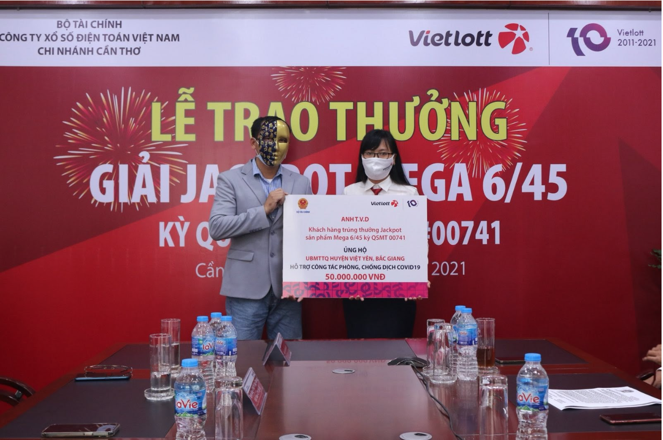 Người trúng thưởng trao tặng 50 triệu đồng đến huyện Việt Yên, Bắc Giang