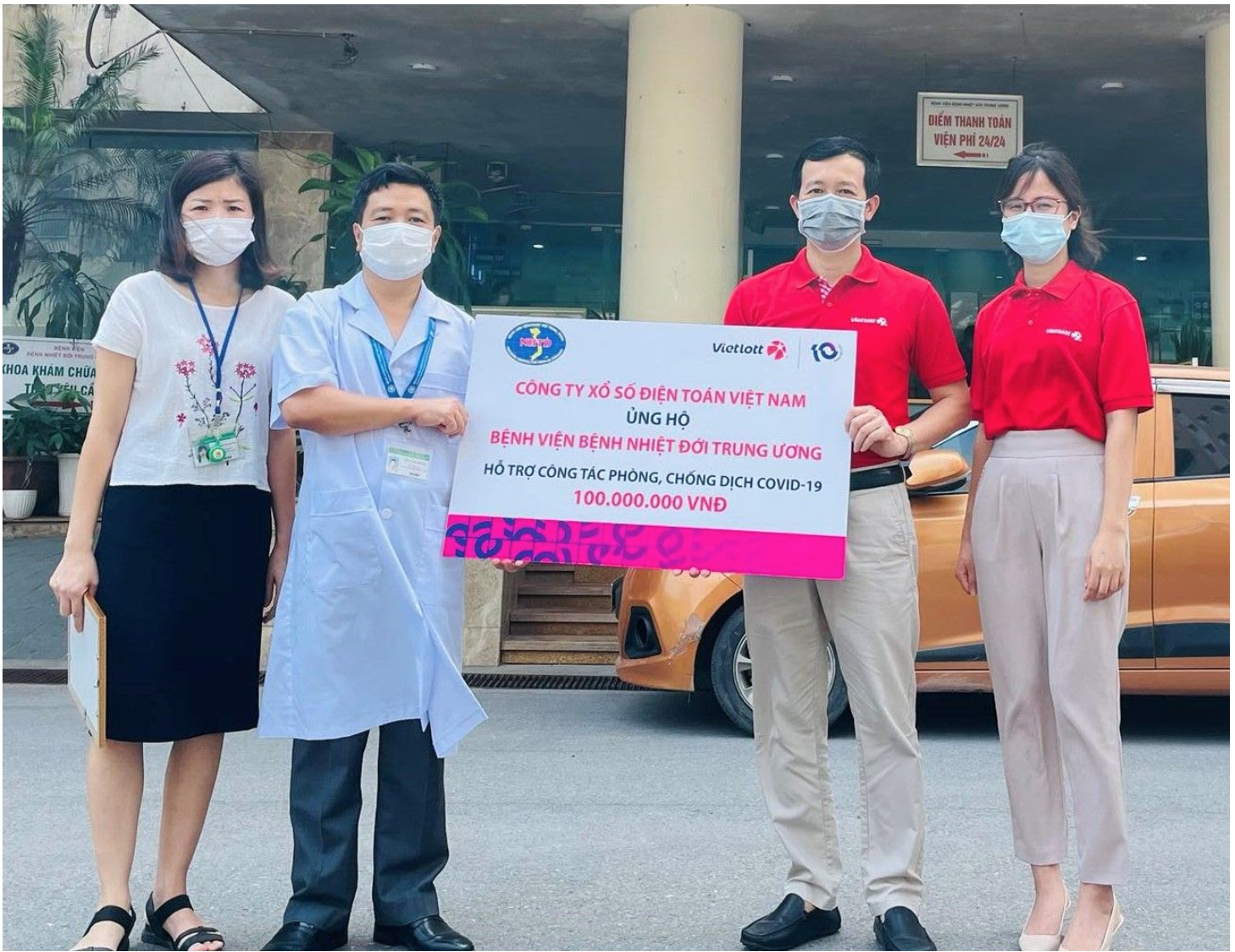 Đại diện Vietlott trao tặng 2 tỉ đồng đến Quỹ Vắc – xin phòng COVID-19 Việt Nam