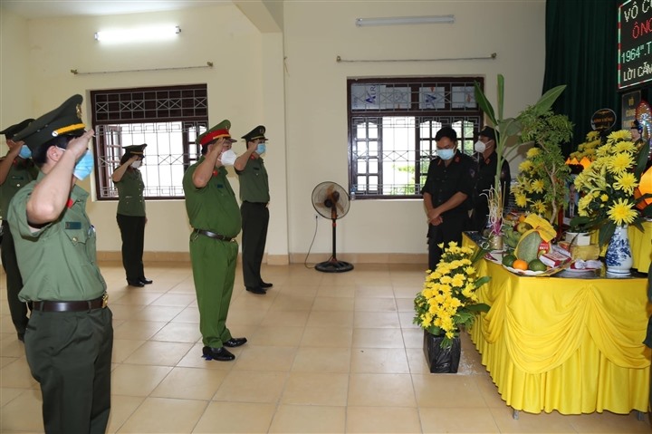 Lãnh đạo, chỉ huy các cấp và đồng đội đến chia sẻ, động viên Đại úy Phạm Quang Thái. (Ảnh: Công an tỉnh Bắc Ninh)