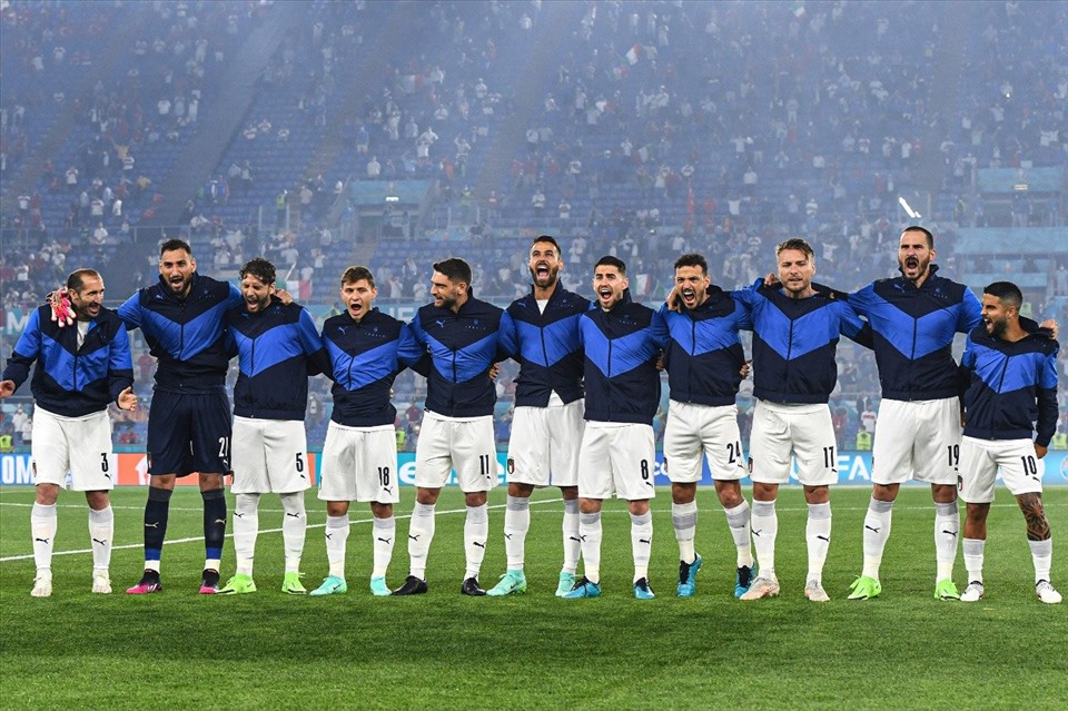 Đội quân Azzurri thể hiện quyết tâm cao ngay từ khi hát quốc ca. Ảnh: UEFA
