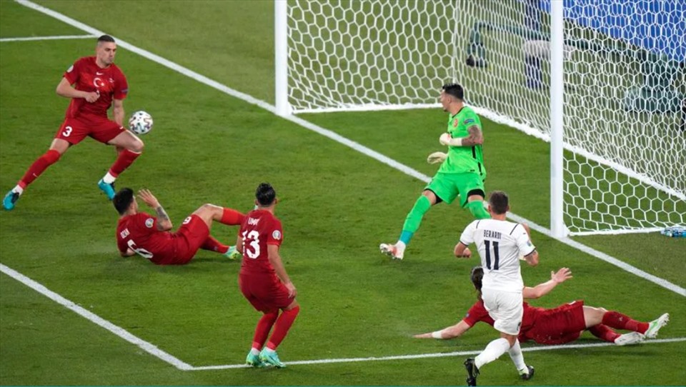 Lần đầu tiên tại các kỳ EURO, bàn thắng đầu tiên là do phản lưới nhà. Ảnh: UEFA