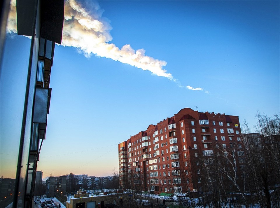 Ảnh dấu vết của thiên thạch phía trên khu dân cư của thành phố Chelyabinsk, Nga, năm 2013. Ảnh: AFP