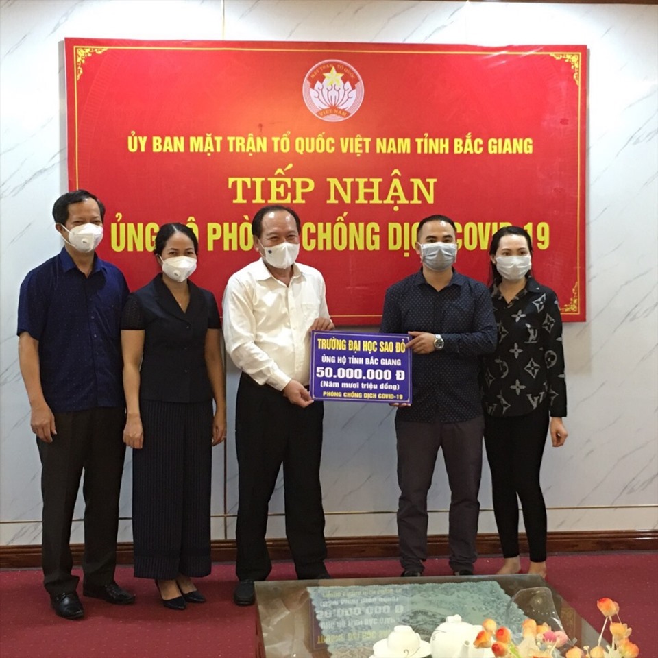 Đại diện Trường Đại học Sao Đỏ ủng hộ 50 triệu đồng, chung tay cùng tỉnh Bắc Giang phòng, chống dịch COVID-19. Ảnh: CĐSĐ