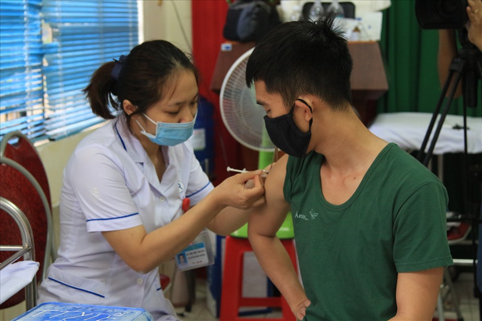 Một thanh niên thường trú tại Côn Đảo tiêm vaccine phòng, chống dịch COVID-19 vào sáng 12.6. Ảnh: UBND huyện C
