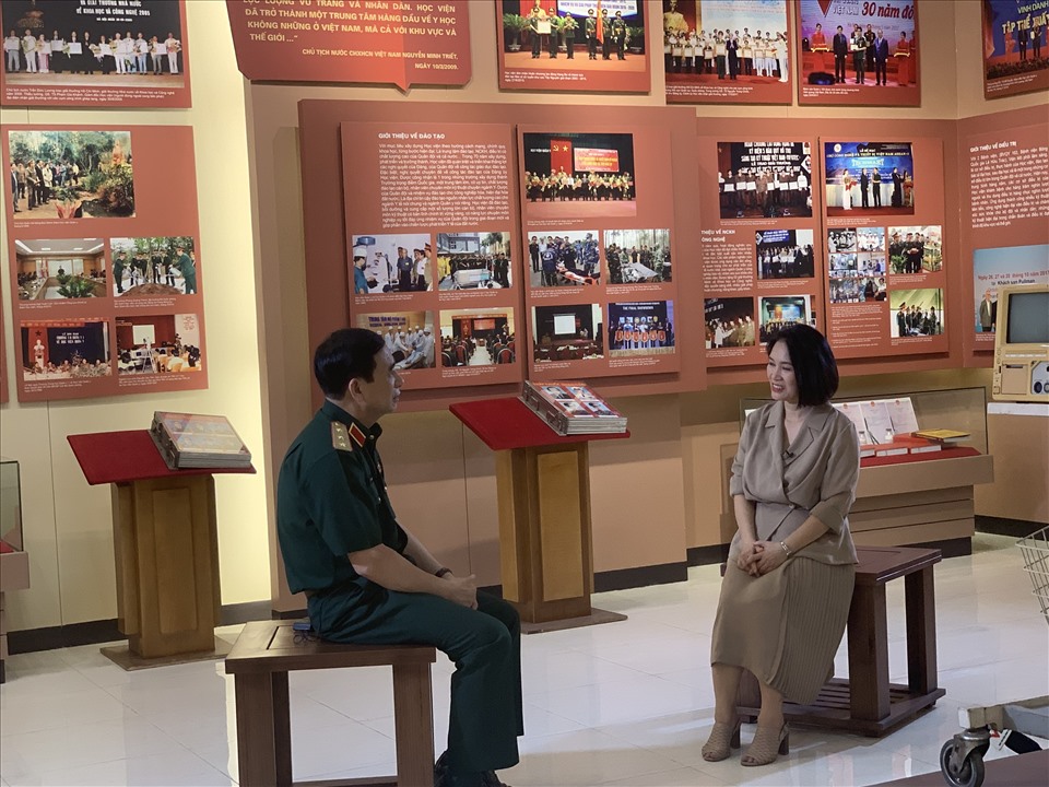 Nhà báo Tạ Bích Loan trò chuyện với Thượng tướng Phan Văn Giang - Bộ trưởng Bộ Quốc phòng. Ảnh: VTV