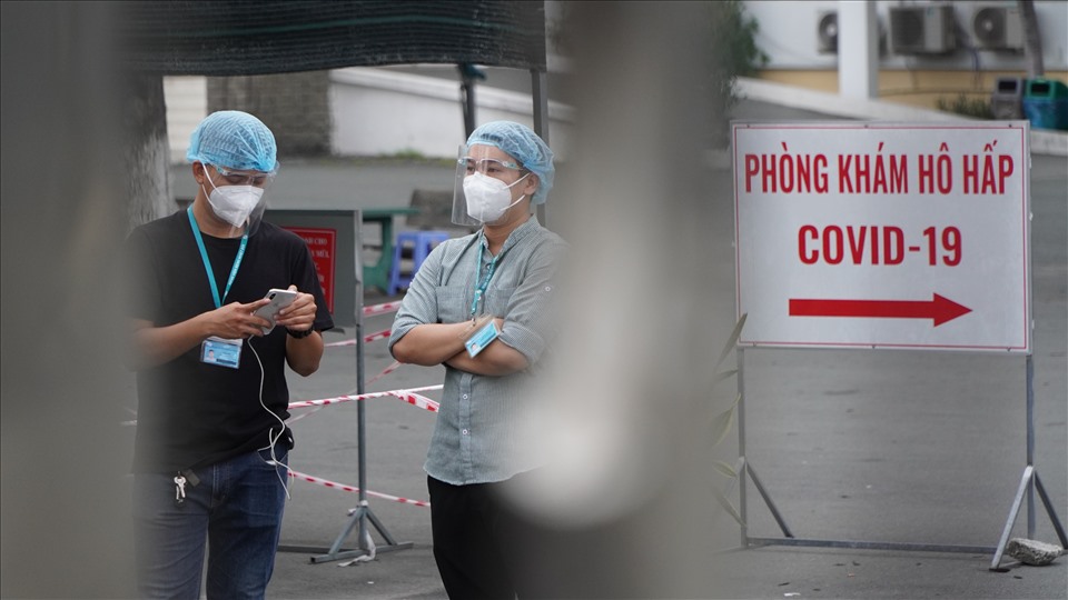 Ghi nhận của Lao Động tại trước cửa Bệnh viện Nhiệt Đới trong chiều tối cùng ngày, Bệnh viện đã ngưng tiếp nhận người đến khám bệnh, lực lượng bảo vệ túc trực trước cửa ngăn cấm không cho người không liên quan ra vào.
