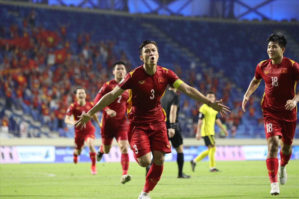 Khoảnh khắc ghi bàn vỡ òa trên sân UAE, đền đáp xứng đáng cho những nỗ lực của các chàng trai vàng đội tuyển Việt Nam.