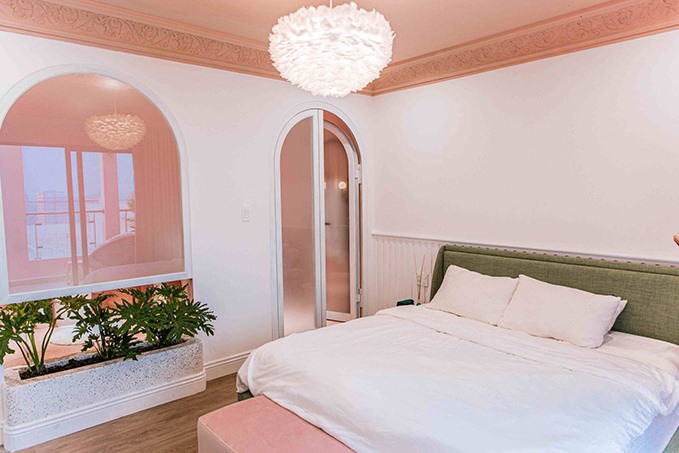 Phòng ngủ của Quỳnh Anh Shyn với toàn màu hồng. Điều mà Quỳnh Anh yêu thích ở căn penthouse là phòng nào cũng có thể nhìn ra được ban công.