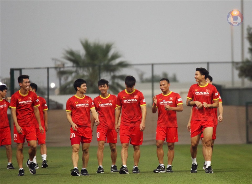 Tối ngày 12.6, đội tuyển Việt Nam trở lại sân tập để chuẩn bị cho trận đấu cuối cùng gặp tuyển UAE tại vòng loại World Cup 2022. Đây được xem là trận chung kết của bảng G nên thầy trò huấn luyện viên Park Hang-seo lên kế hoạch chuẩn bị rất kỹ lưỡng. Ảnh: VFF