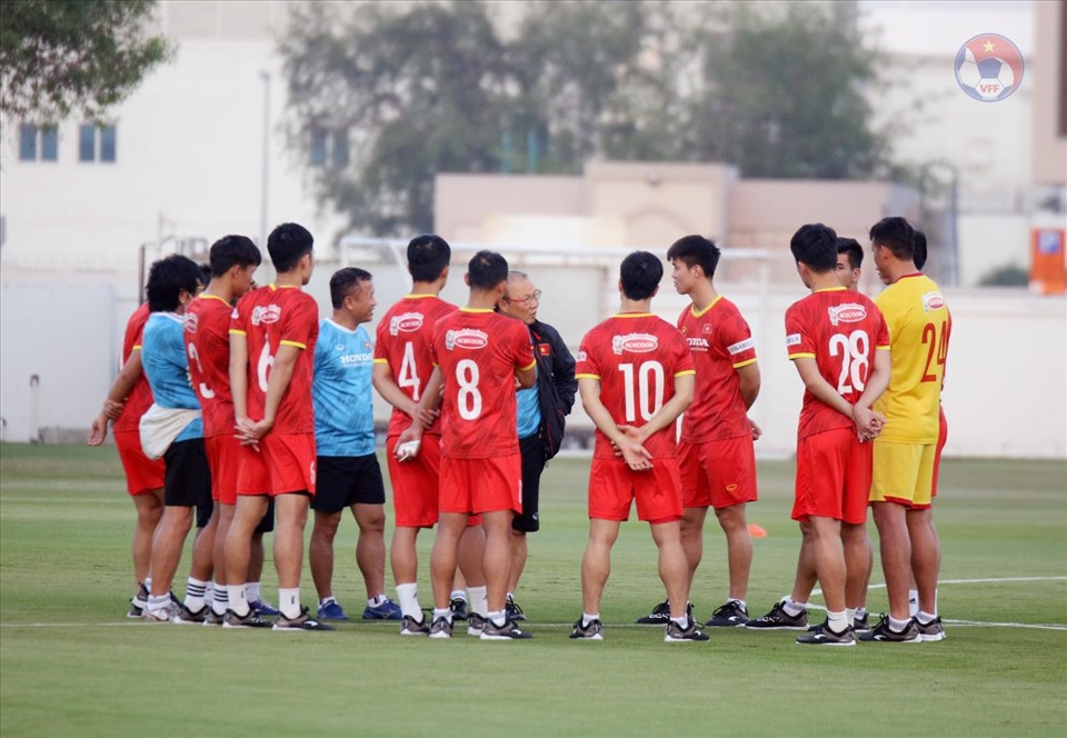 Như thường lệ, huấn luyện viên Park Hang-seo có những dặn dò với các học trò trước khi bắt đầu buổi tập. Ảnh: VFF