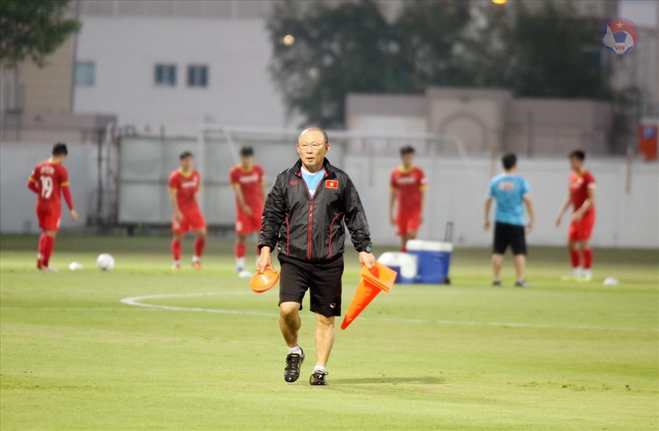 Ở trận đấu với UAE vào ngày 15.6 tới đây, huấn luyện viên Park Hang-seo bị cấm chỉ đạo do đã nhận đủ 2 thẻ vàng. Đây được xem là một sự thiệt thòi với đội tuyển Việt Nam ở lượt trận cuối cùng, nhất là khi đối thủ UAE rất mạnh. Ảnh: VFF