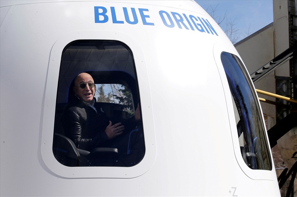 Jeff Bezos trong mô hình tàu vũ trụ của Blue Origin. Ảnh: Blue Origin