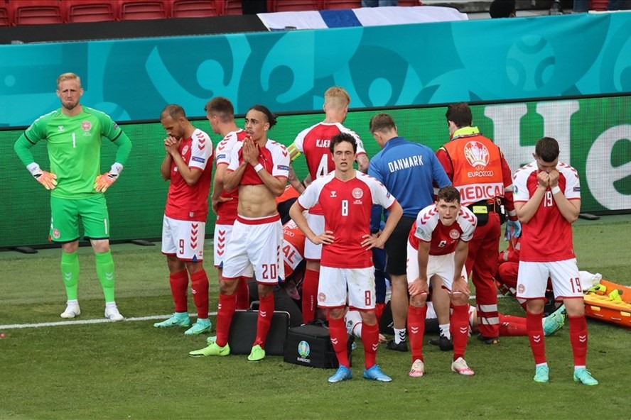 Các cầu thủ Đan Mạch đã phải đứng vây quanh trong lúc Christian Eriksen được hô hấp nhân tạo. Ảnh: AFP