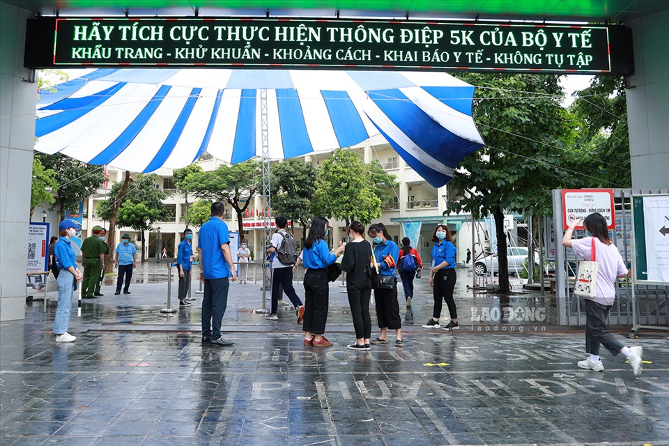 Sáng nay 13.6, thí sinh thi Hà Nội bước vào ngày thi cuối của kỳ tuyển sinh lớp 10 THPT trong trời mưa nặng hạt. Ảnh: Hải Nguyễn