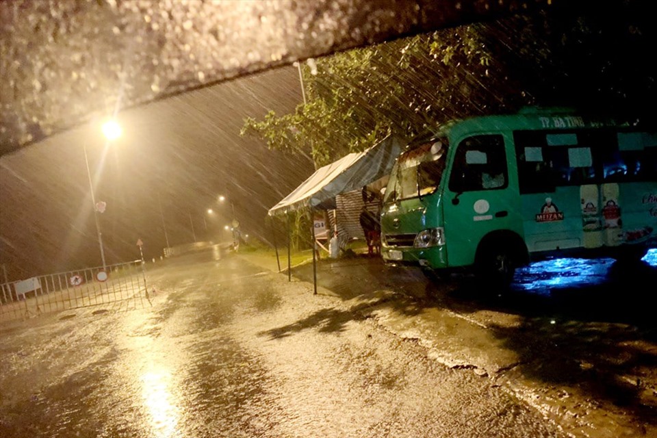 Xe bus giúp lực lượng chốt trú mưa có nơi trú ẩn. Ảnh: TT.