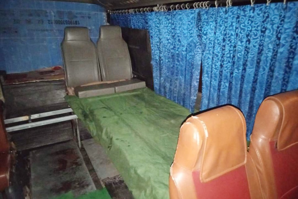 Ghế ngồi của hành khách được linh hoạt biến thành giường nghỉ ngơi cho lực lượng trực chốt. Ảnh: TT.