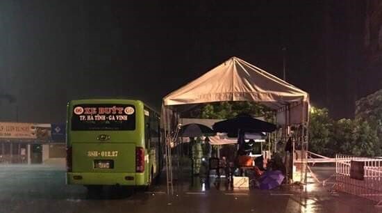 Xe bus của Công ty CP Vận tải ô tô Hà Tĩnh được điều đến điểm trực chốt phòng dịch cho lực lượng trực chốt trú mưa. Ảnh: TT.