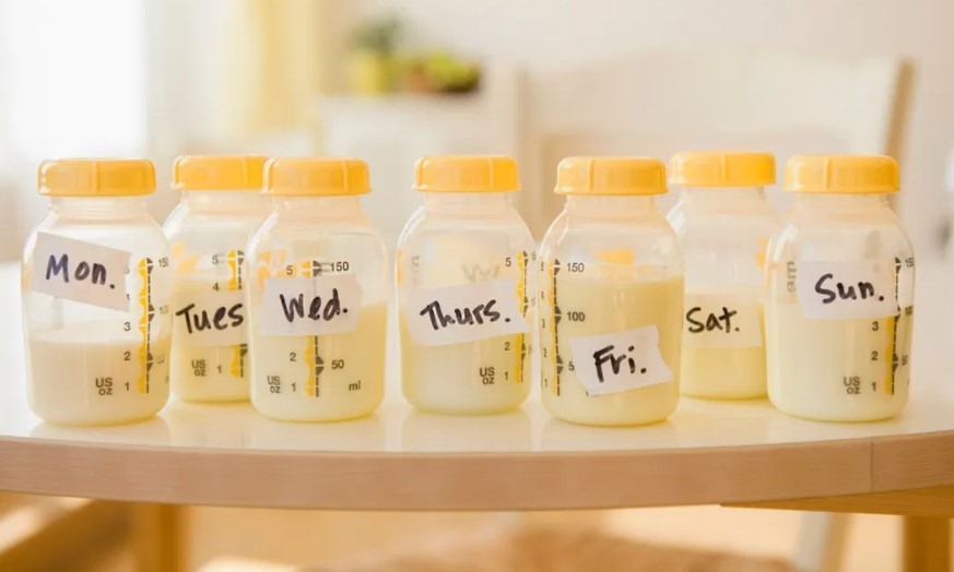 Hãy ghi rõ ngày vắt sữa sẽ giúp các bà mẹ dễ dàng kiểm soát. Ảnh: Xinhua