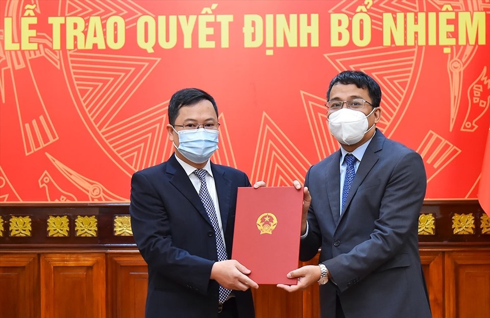 Thứ trưởng Ngoại giao, Chủ nhiệm Ủy ban Biên giới quốc gia Nguyễn Minh Vũ đã trao quyết định cho ông Phan Kiều Chung. Ảnh BNG