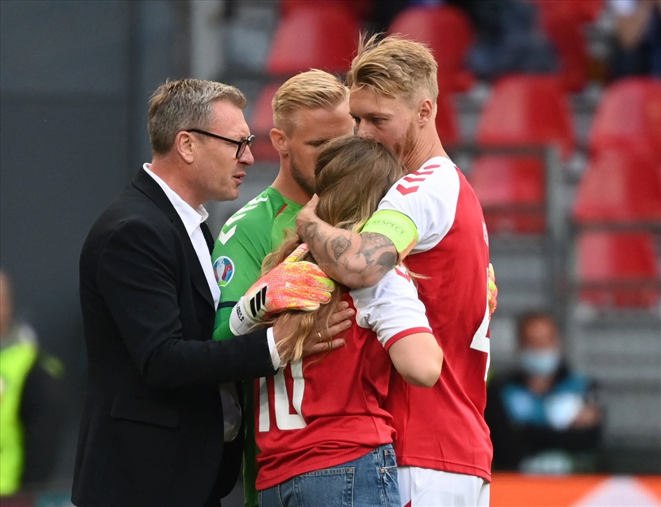 Gia đình Eriksen đã có điểm tựa tinh thần tuyệt vời vào khoảnh khắc khó khăn. Ảnh: AFP.