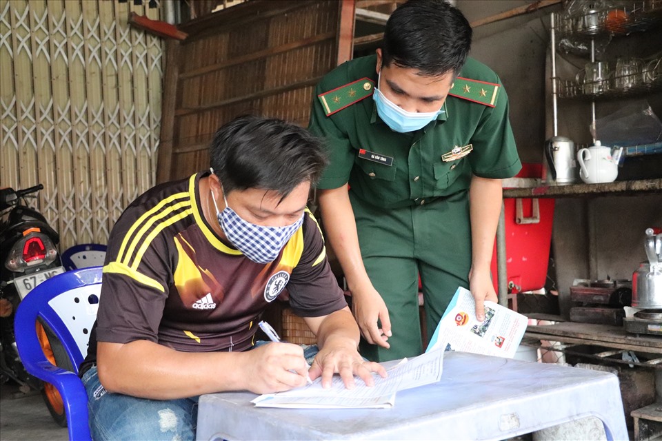 Bộ đội biên phòng tỉnh An Giang vận động người dân phòng chống dịch COVID-19, trong đó đặc biệt lưu ý đến việc đeo khẩu trang nơi công cộng. Ảnh: BĐBP An Giang