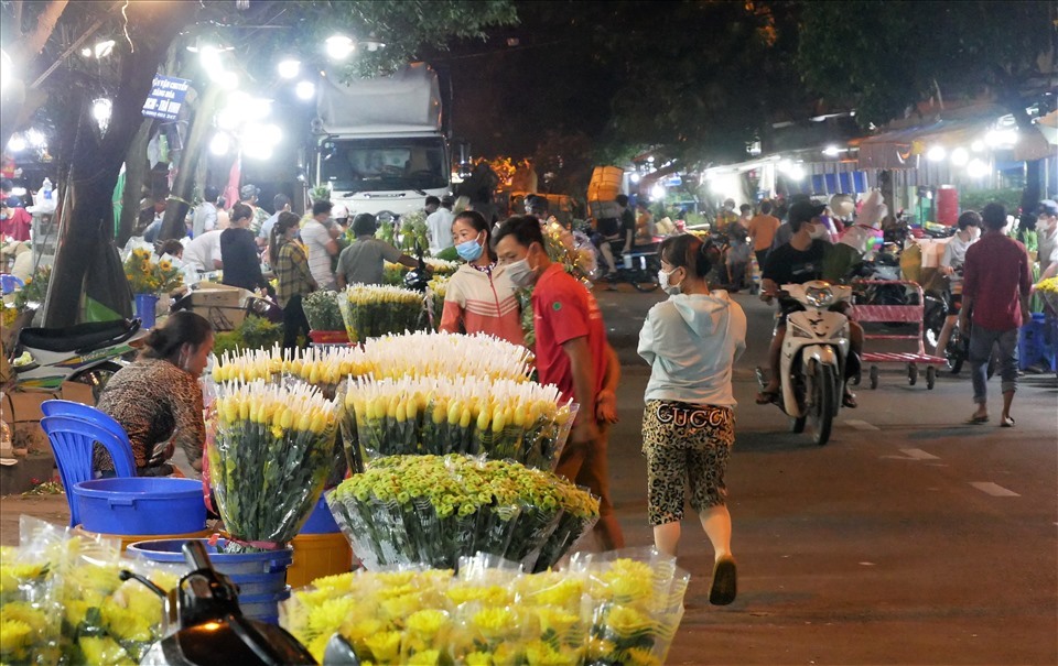 Ghi nhận tại chợ hoa Đầm Sen trong đêm 12.6, hoạt động mua bán, vận chuyển hoa về đây diễn ra khá nhộn nhịp.