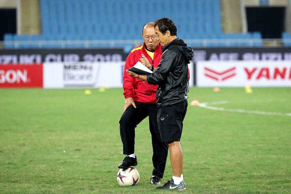 “Bộ não” Lee Young-jin sẽ thay ông Park Hang-seo chỉ đạo tuyển Việt Nam ở trận đấu với UAE. Ảnh: AFF