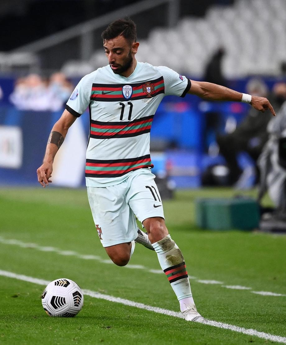 Bruno Fernandes (Bồ Đào Nha, 90 triệu euro): Giá trị của Bruno đã tăng rất nhanh trong hơn 1 năm qua, khi anh thi đấu chói sáng cùng Man United. EURO 2020 là giải đấu lớn đầu tiên của Bruno, nơi anh được đặt nhiều kỳ vọng sẽ cùng Bồ Đào Nha bảo vệ thành công ngôi vô địch.