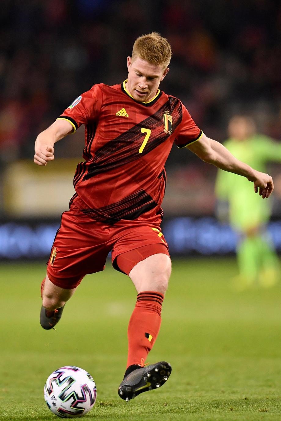 Kevin de Bruyne (Bỉ, 100 triệu euro): Tài năng của De Bruyne được đánh giá rất cao khi anh giúp Man City đoạt cú đúp danh hiệu mùa vừa qua. Chân chuyền này đã bỏ lỡ trận ra quân của tuyển Bỉ ở trận thắng Nga 3-0 do chấn thương ở gò má.