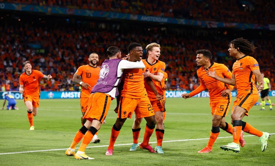 Hà Lan vỡ òa phút cuối với bàn thắng của tài năng trẻ Dumfries. Ảnh: UEFA.