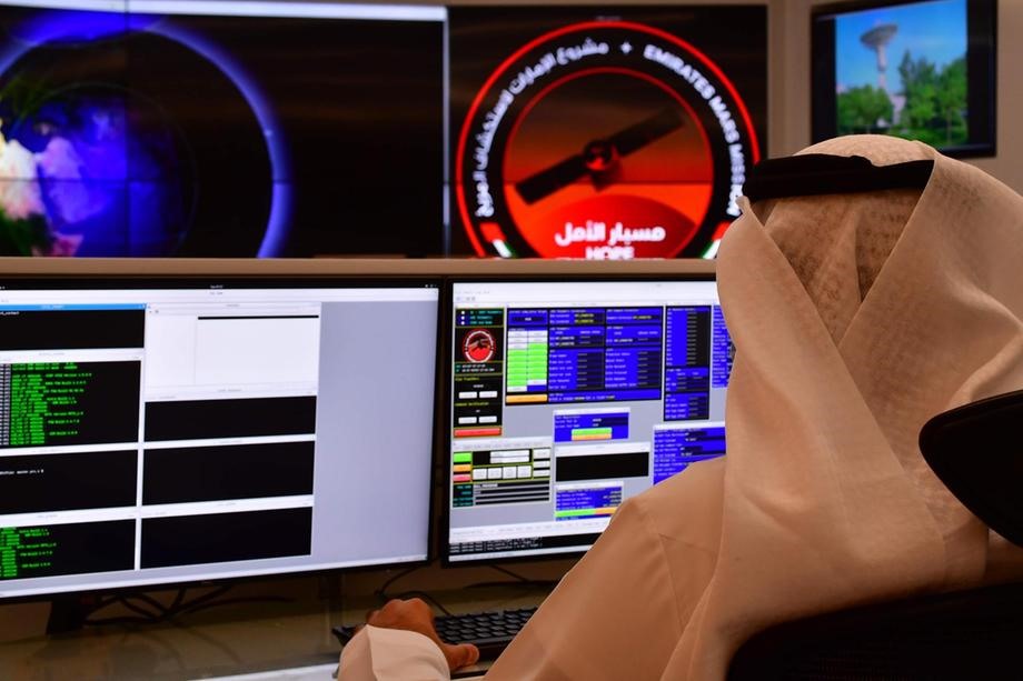 Một kỹ sư làm việc tại phòng điều khiển sứ mệnh sao Hoả tại Trung tâm Vũ trụ MBRSC ở Dubai. Ảnh: AFP