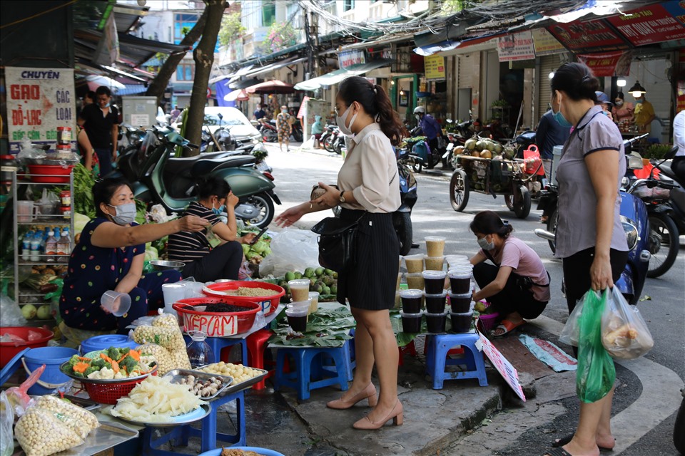 Ngay từ sáng sớm, nhiều người dân Thủ đô tranh thủ ra chợ mua rượu nếp, hoa quả, bánh gio để làm thủ tục “giết sâu bọ“. Ảnh: Kim Anh