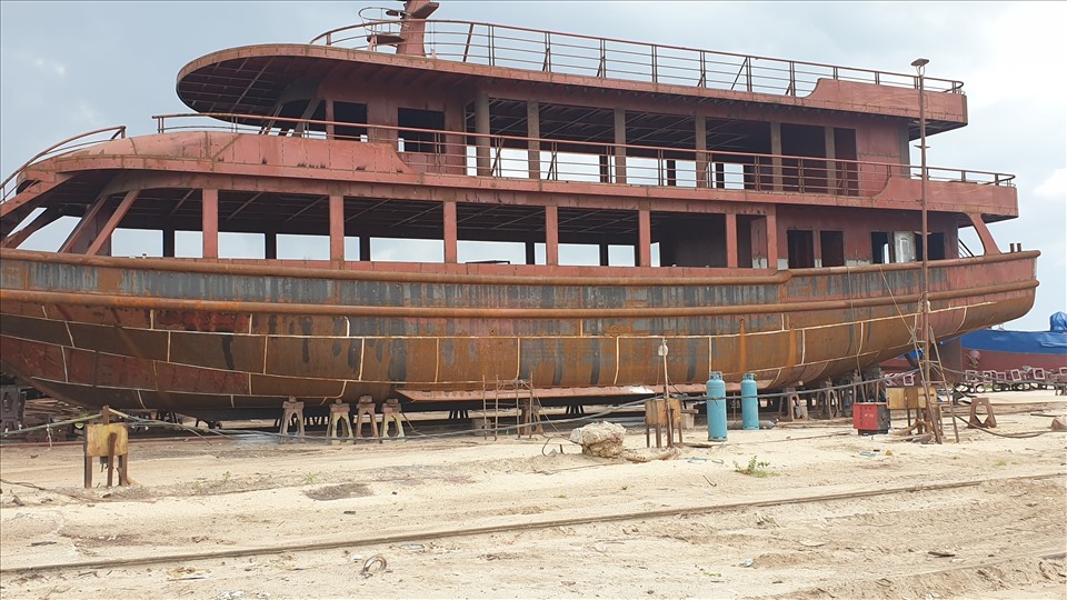Một con tàu du lịch đang được đóng dở dang ở một xưởng đóng tàu thị xã Quảng Yên, tỉnh Quảng Ninh. Ảnh: Nguyễn Hùng